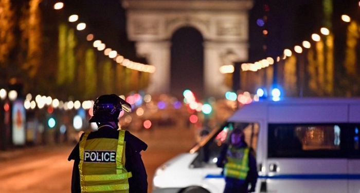 paris attack 1 पेरिस में ISIS ने किया आतंकी हमला, एक ऑफीसर की मौत, 2 जवान घायल
