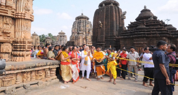 pm modi lingraj temple darshan 3 पीएम मोदी ने किए भगवान लिंगराज के दर्शन