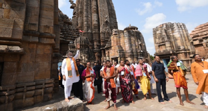 pm modi lingraj temple darshan1 पीएम मोदी ने किए भगवान लिंगराज के दर्शन