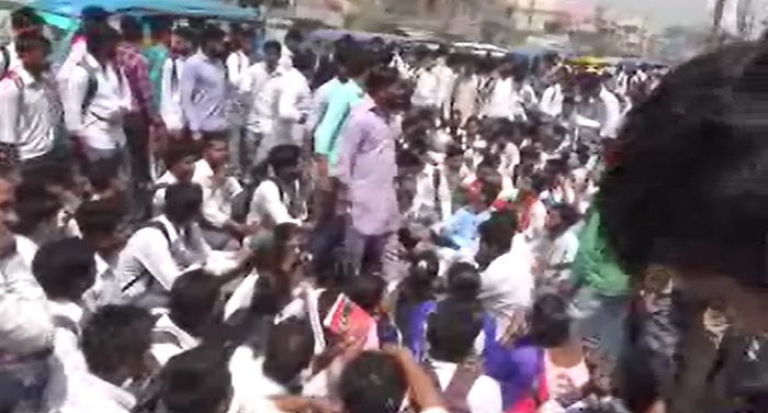 rudki कॉलेज प्रबंधन की तानाशाही पर गुस्साएं छात्रों ने किया प्रदर्शन