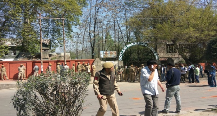srinagar 1 2 श्रीनगर की लाल चौक पर प्रदर्शनकारी छात्रों ने फेंके सेना पर पत्थर