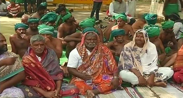 tamilnadu 2 जंतर-मंतर पर तमिलनाडु के किसानों का प्रदर्शन जारी, साड़ी पहनकर जताया विरोध