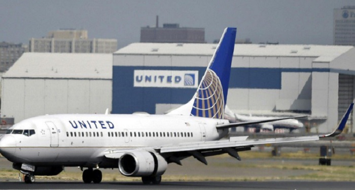 united airlines फ्लाइट से यात्री को घसीटने के मामले में यूनाइटेड एयरलाइंस ने मांगी माफी