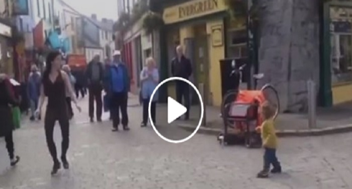 video जब स्ट्रीट डांसर के साथ इस बच्ची ने मिलाए कदम, देखें वीडियो