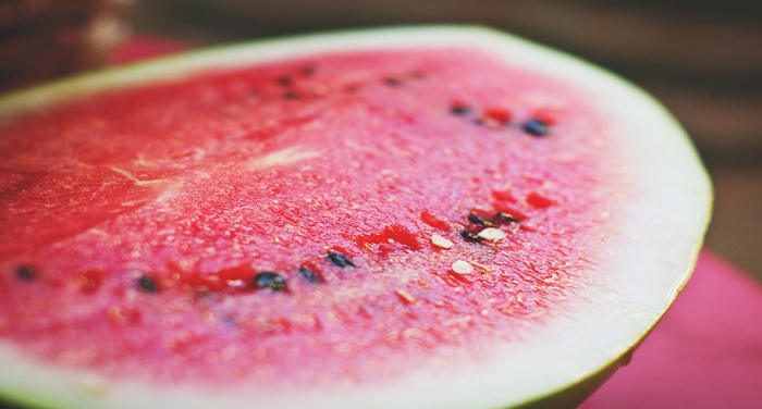 water melon 1 बढ़ रही है गर्मी, इन चीजों को खानें में करें शामिल-दूर होंगी कई परेशानियां