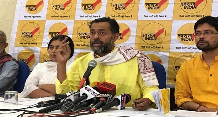 yogendra yadav योगेंद्र यादव ने खत लिख कर दी कपिल मिश्रा को नसीहत, 'केजरीवाल पर बार-बार आरोप लगाना बंद करें'