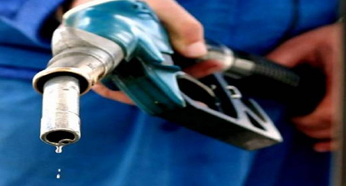 petrol 1 दिल्ली में पेट्रोल की कीमत में 8 पैसे की कटौती हुई, डीजल की कीमत में 11 पैसे की कमी
