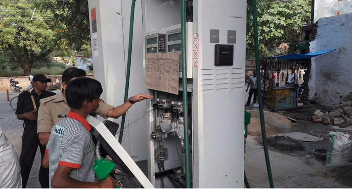 petrol योगी की राह पर चली रावत सरकार, उत्तराखंड में हुई पेट्रोल पंपों पर छापेमारी