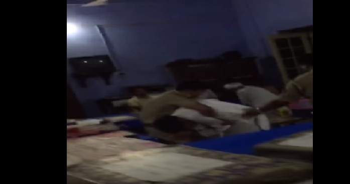 िुरप कैमरे में फिर क़ैद हुई यूपी पुलिस की गुंडागर्दी, सपा नेता को डंडों से पीटा