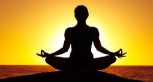 2 yoga भ्रामरी प्राणायाम कर नींद और बीपी की समस्या से पाएं छुटकारा, तनाव भी करें दूर