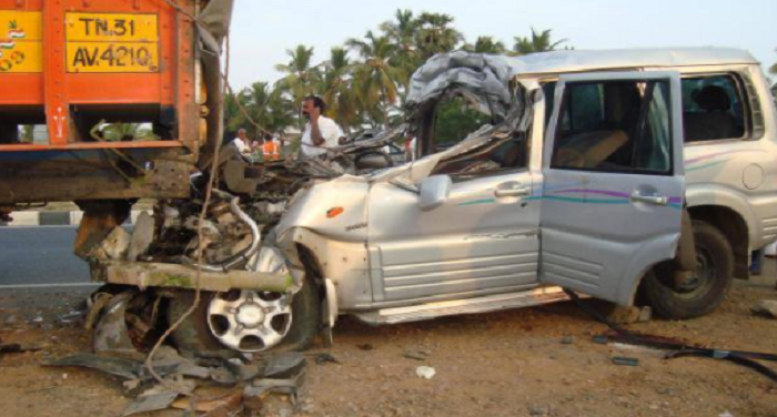 HATRASH सड़क पर खड़े ट्रक से टकराई कार 4 लोगों की मौके पर हुई मौत : हाथरस