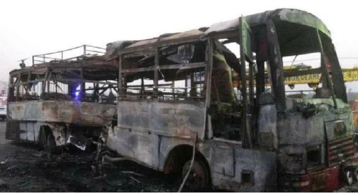 bas बरेली में बस और ट्रक की टक्कर होने से लगी वाहनों में आग, 22 लोग जिंदा जले