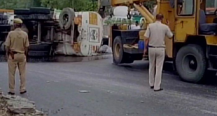 truck टैंकर पलटने से हुआ भीषण हादसा, यातायात बाधित