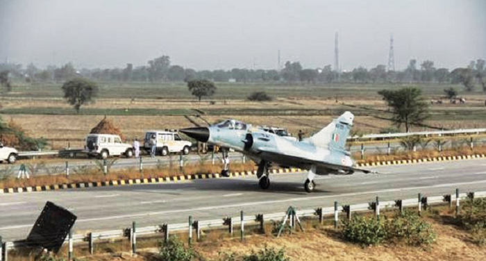 Air Force, preparation, carrying cargo, plane, Agra-Lucknow, Expressway, October,