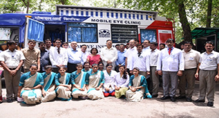 clinic मुख्यमंत्री रमन सिंह ने दिखाई मोबाइल नेत्र क्लीनिक हरी झंडी