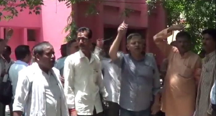 sagddrhj हरदोई में शिक्षकों की योगी सरकार के खिलाफ नारेबाजी