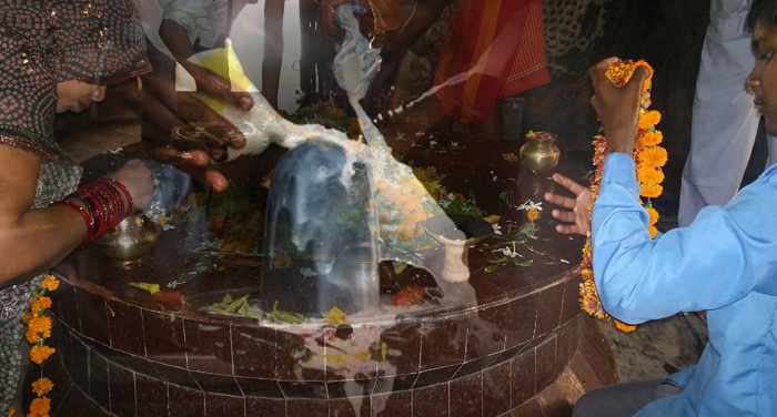shivling and devotees शिवालयों में उमड़ा श्रद्धा का सैलाब