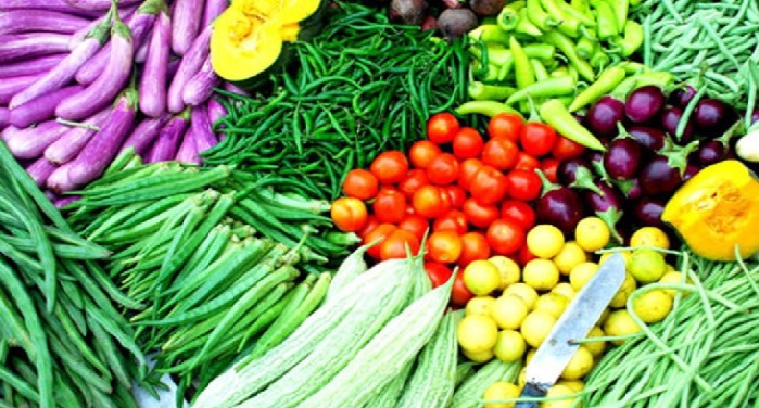 vegatebale बारिश ने बढ़ाए सब्जियों के दाम, टमाटर हुए 70 रूपये किलो