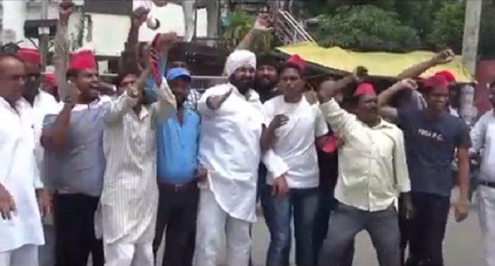 dfghbnjm गोरखपुर कांड को लेकर मेरठ में सपा कार्यकर्ताओं का हंगामा