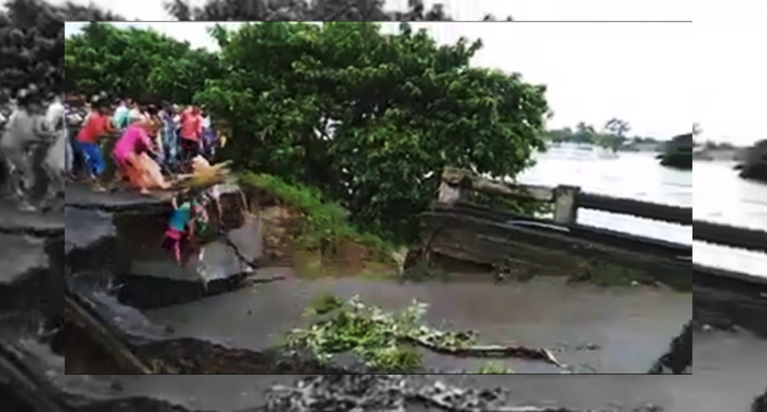 flood pic वीडियो में देखिए, किस तरह बाढ़ के कहर ने ली महिला ने जान