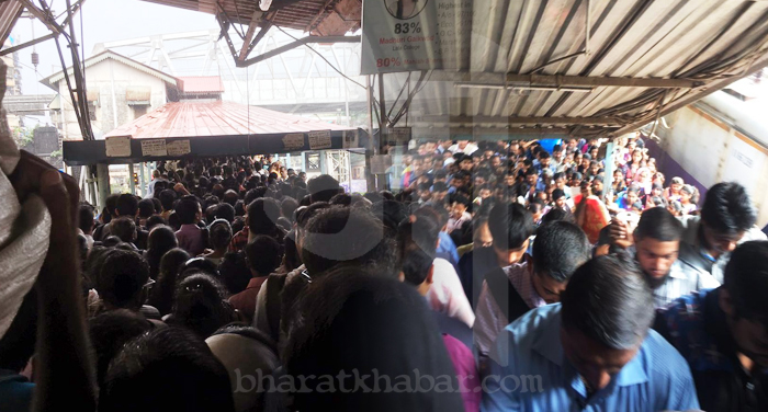 Elphinstone railway station मुंबई हादसा: एलफिंस्टन रेलवे स्टेशन के अंदर गिरा ब्रिज, 25 से ज्यादा घायल, 3 की मौत