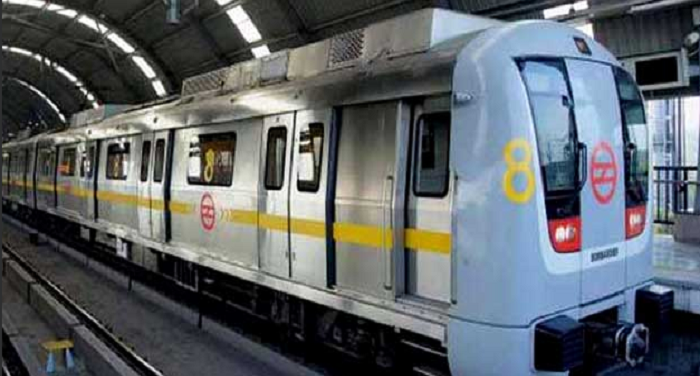 delhi metro दरवाजा खुला रहा, दौड़ती रही दिल्ली मेट्रो