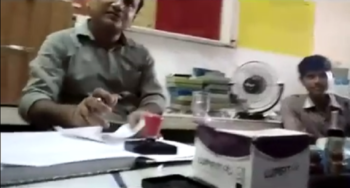 doctor recovering money हरदोई में इलाज के नाम पर वसूली करता डॉक्टर