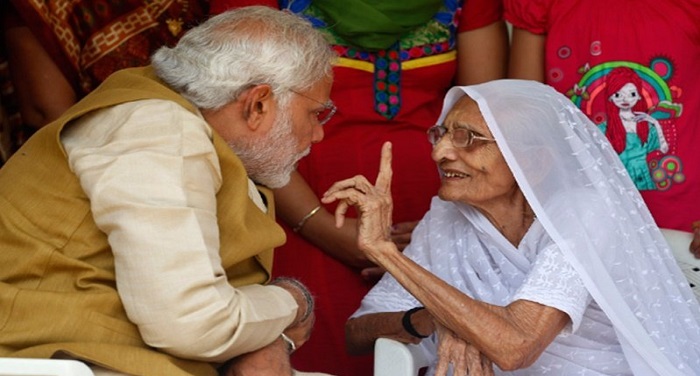 pm modi with his mother मां के आशीर्वाद से की प्रधानमंत्री नरेन्द्र मोदी ने अपने जन्मदिन की शुरूआत
