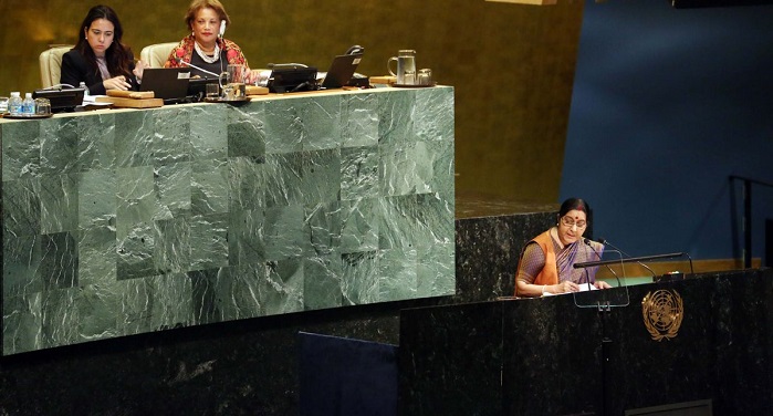 susma saraj un यूएन में सुषमा स्वराज ने दिखाया पाक पीएम अब्बासी को आईना