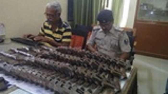 10510dli img 20171004 wa0077 भागलपुर : रेलवे पुलिस ने स्टेशन से पकड़ी हथियारों की खेप
