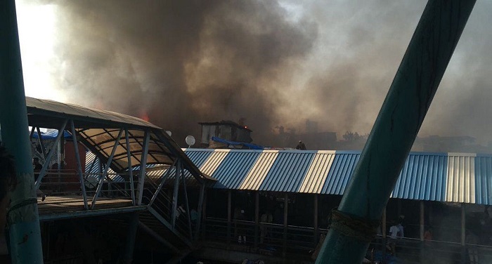 72098 mejldertgg 1509017498 मुंबई: बांद्रा स्टेशन के पास स्थित झुग्गियों में लगी भीषण आग