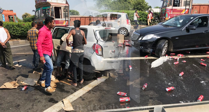 accident 3 गुजरात: ऐक्सिडेंट के बाद गाड़ी से निकली बियर, मची लूट