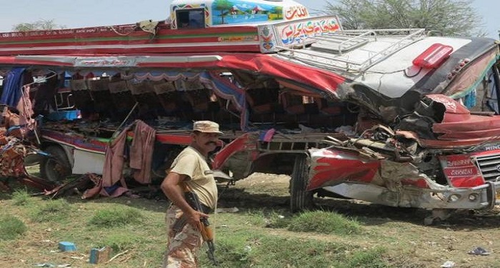 201442012361896734 20 पाकिस्तान में खाई में गिरी बस, 27 लोगों की मौत, 69 घायल
