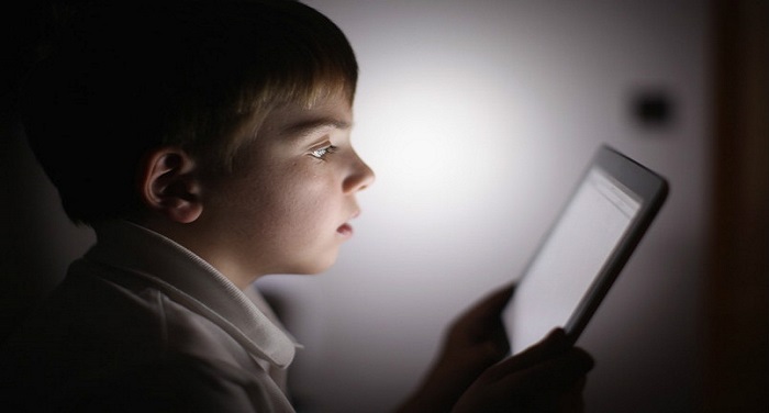 smart 'फोन' की लत ने छीन लिया बच्चों का बचपन