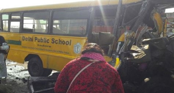 bus स्कूल बस और ट्रक में हुई जोरदार टक्कर, चार बच्चों की मौत कई घायल