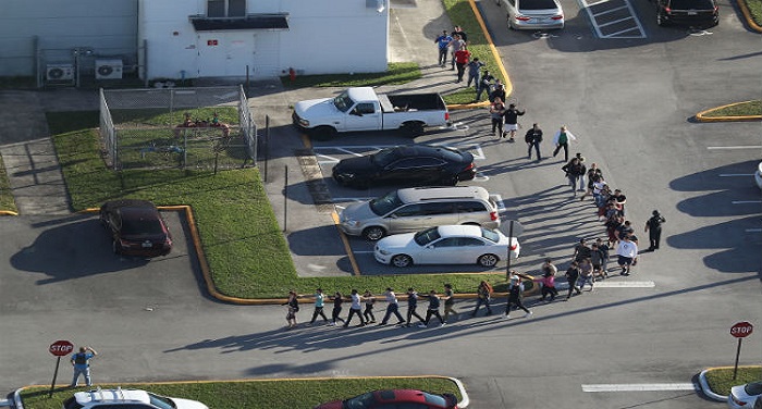 florida school shooting afp 650 650x400 81518654457 1 अमेरिका: फ्लोरिडा के स्कूल में फायरिंग, 17 बच्चों की मौत कई घायल