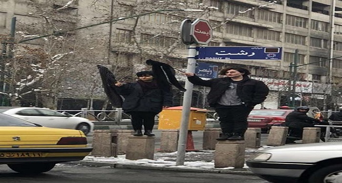 hijab one ईरान में हिजाब को लेकर बढ़ा विरोध, बिना हिजाब के सड़क पर उतरी महिलाएं गिरफ्तार