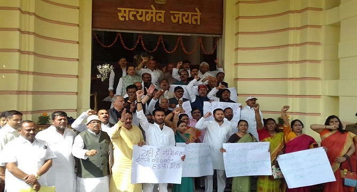 protest in vidhansabha1 1 बिहार विधानसभा में विपक्ष का हंगामा, मनोज बैठा की गिरफ्तारी की मांग पर अड़े