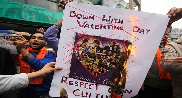 valentines day protests pakistan बजरंग दल ने किया वैलेंटनाइन का विरोध, प्रेमी जोड़ो को किया प्रताड़ित
