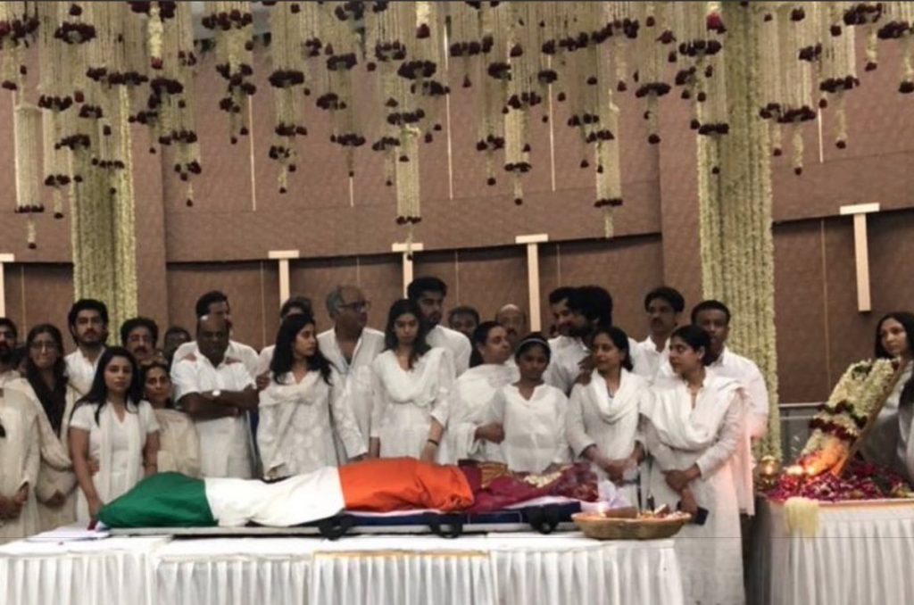 DXHKTWRW0AQuUSo RTI में खुलासा, फडणवीस के आदेश पर हुआ था श्रीदेवी का राजकीय सम्मान के साथ अंतिम संस्कार