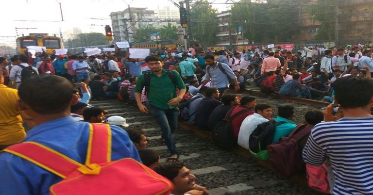 mumbai rail मुंबई: नौकरी की मांग कर रहे छात्रों का प्रदर्शन खत्म, 4 घंटों बाद शुरु हुई लोकल रेल-सेवा