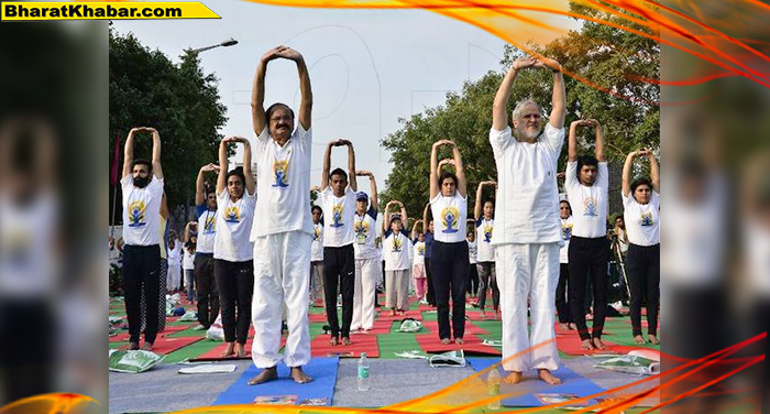 13 41 उपराष्ट्रपति वेंकैया नायडू और महाराष्ट्र के सीएम फडणवीस ने साथ मनाया योगा दिवस