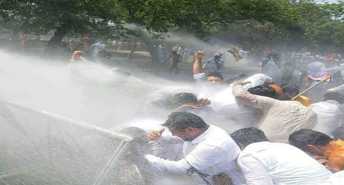 17 04 2018 conasahchd i केंद्र सरकार के खिलाफ यूथ कांग्रेस ने किया प्रदर्शन, पुलिस ने की पानी की बौछार