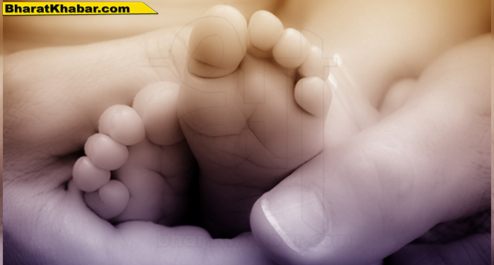 baby foot on mother hand बंगलूरू में पिता की मौत के 3 साल बाद लिया बेटे ने जन्म, जाने क्या है सच्चाई
