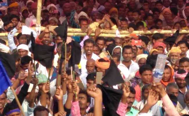 choharmal jayanti दलितों ने रामविलास पासवान और सुशील मोदी को दिखाए 'काले झंड़े', जमकर नारेबाजी