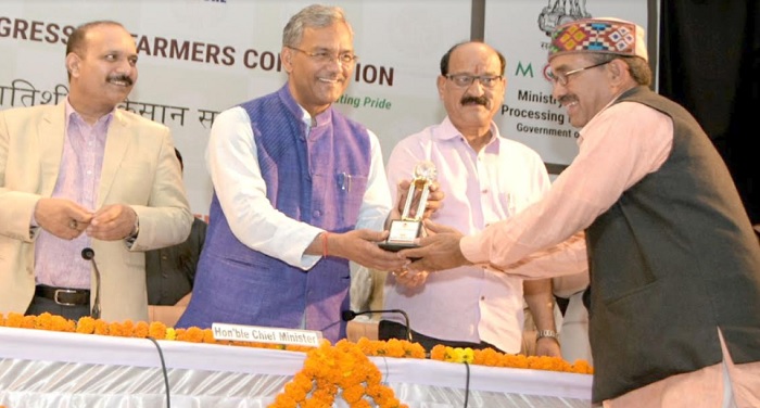 cm rawat 4 सीएम रावत ने किसानों को प्रगतिशील पुरस्कार से सम्मानित किया
