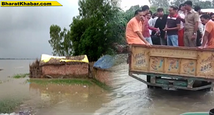 flood 1 हरदोईःगंगा और रामगंगा हुई एक, गांव आने-जाने वाली सड़कों पर पानी की धारा भयानक