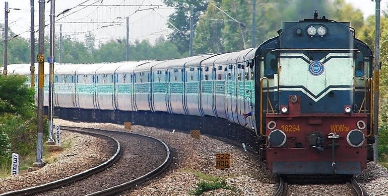 indian relway हालात सुधरने के बाद भी नहीं सुधरी ट्रेनो की चाल, अभी भी हो रही देरी
