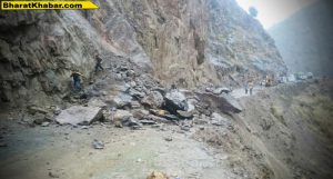 जम्मू-कश्मीर: जम्मू-श्रीनगर राष्ट्रीय राजमार्ग पर भूस्खलन होने से यातायात बंद