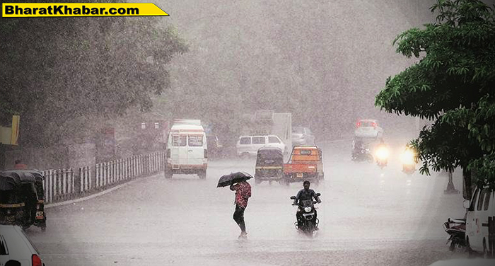 दिल्ली में रात से रुक-रुक कर हो रही बारिश से मौसम हुआ सुहाना